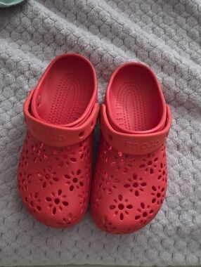 CROCS Kids' Floral Cutout Clogs - Coral